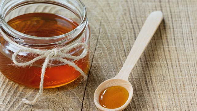 استفاده از عسل برای ترک پاشنه پا